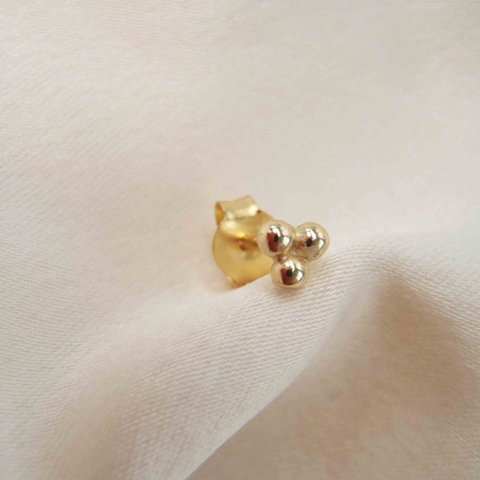 boucle d'oreille puce en forme de 3 petites boules en argent plaque or