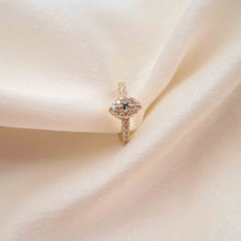 Charger l&#39;image dans la galerie, boucle d&#39;oreille en forme de mini créole avec un œil en zircon argent plaqué or 
