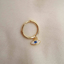 Charger l&#39;image dans la galerie, boucle d&#39;oreille mini créole Mya en argent plaqué or pendentif œil en zircons
