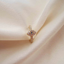 Charger l&#39;image dans la galerie, boucle d&#39;oreille en forme de mini créole avec un œil en zircon argent plaqué or 
