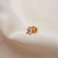 Charger l'image dans la galerie, boucle d'oreille à l'unité sertie d'un solitaire en zircon argent plaqué or
